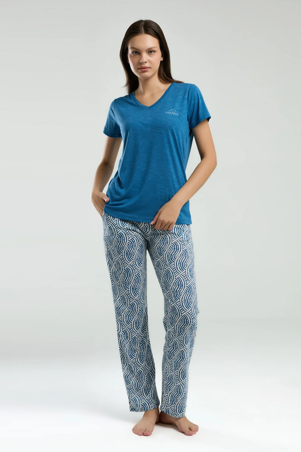Lacivert pijama üstü ve desenli pantolonlu kadın pijama takımı, Arnetta markası, V yaka, günlük kullanıma uygun