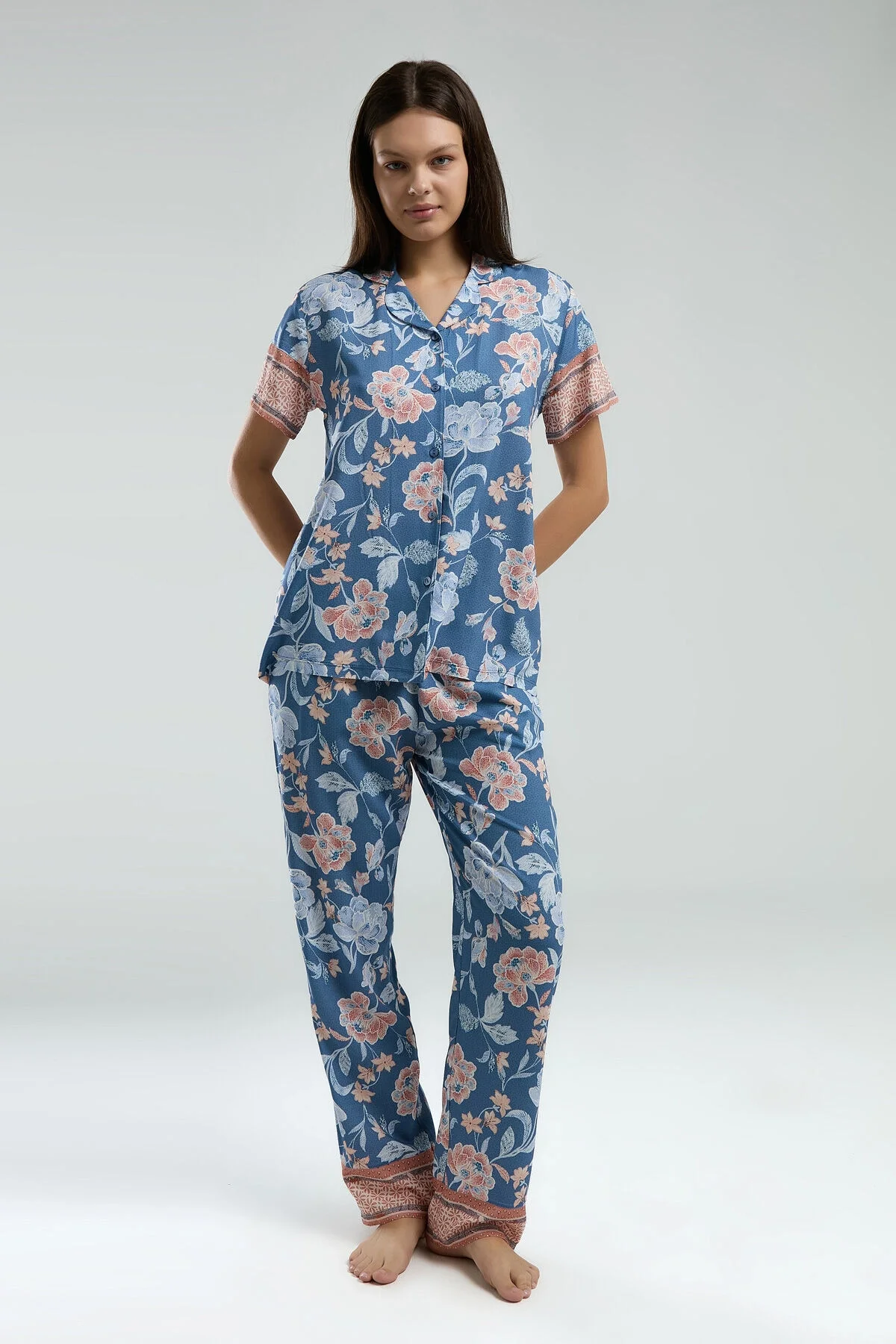 Mavi çiçek desenli Arnetta kadın pijama seti, kısa kollu bluz ve pantolon, rahat uyku giyimi