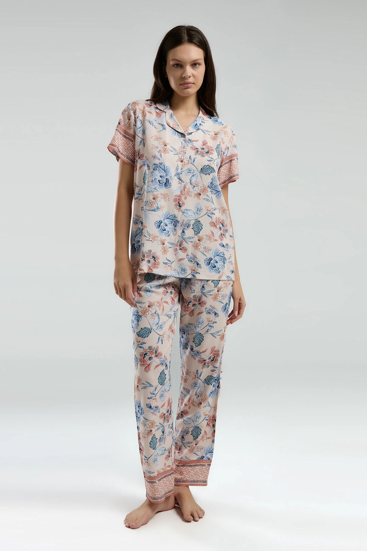 Arnetta marka pembe floral desenli kadın pijama seti, kısa kollu gömlek ve pantolon, rahat uyku giyimi