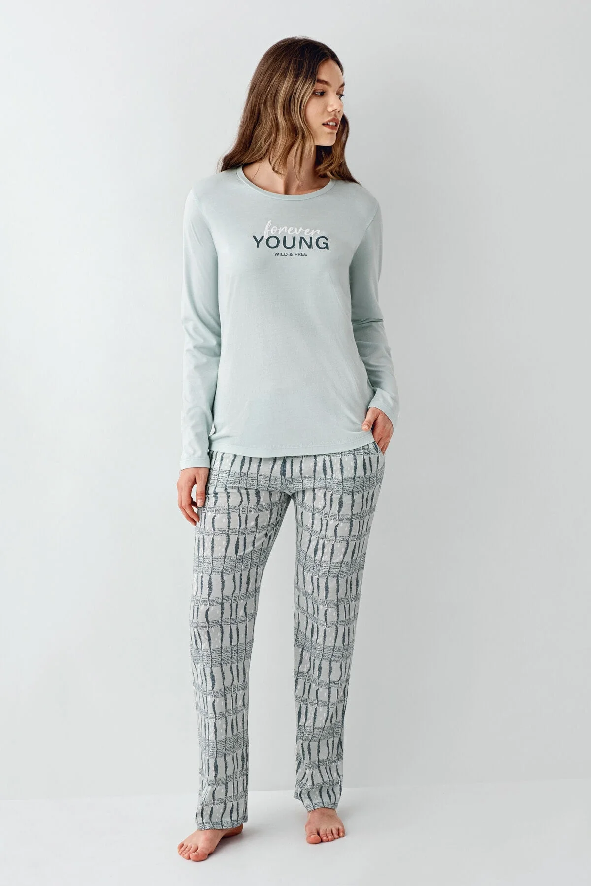 Yazlık yeşil pijama takımı, kadın pijama üstü ve pantolonu, 'forever YOUNG' yazısı, rahat günlük giyim