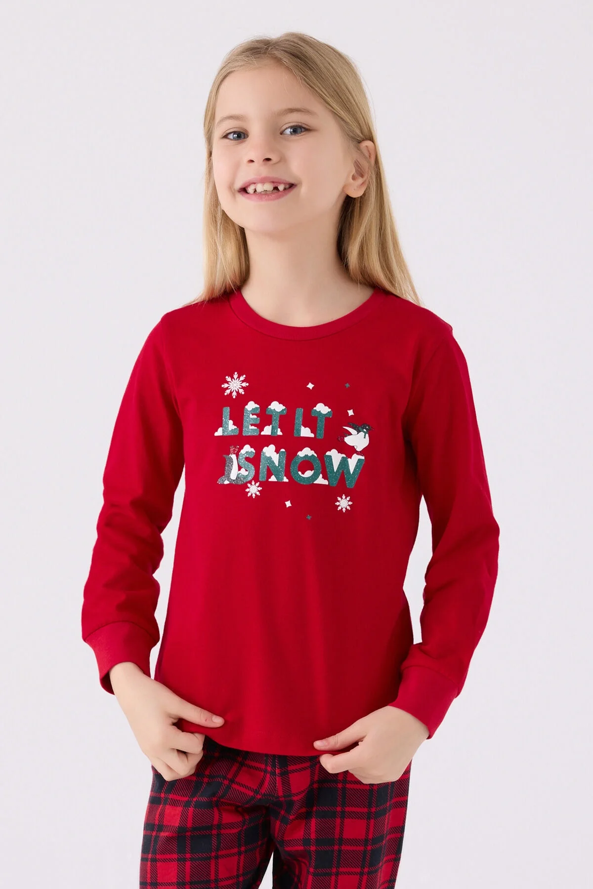 Kırmızı 'Let It Snow' yazısı ve kar desenli kız çocuk pijama takımı, Arnetta markası, kış temalı pijama seti