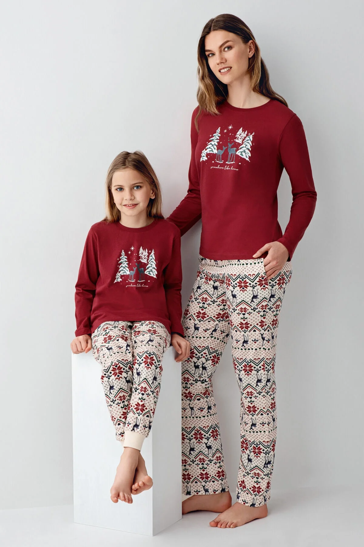 Kırmızı ve beyaz karikatür desenli kız çocuk pijama takımı, Arnetta markası, kış temalı kıyafet, çocuk giyim