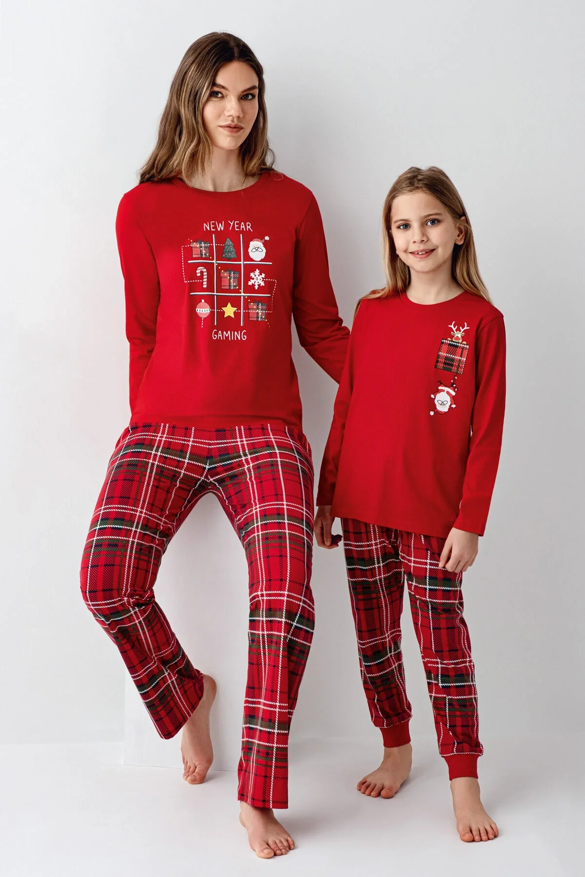Kırmızı Pijama Takımı, Noel desenli kız çocuk pijama, kırmızı kollu üst ve kareli pantolon, Arnetta markası
