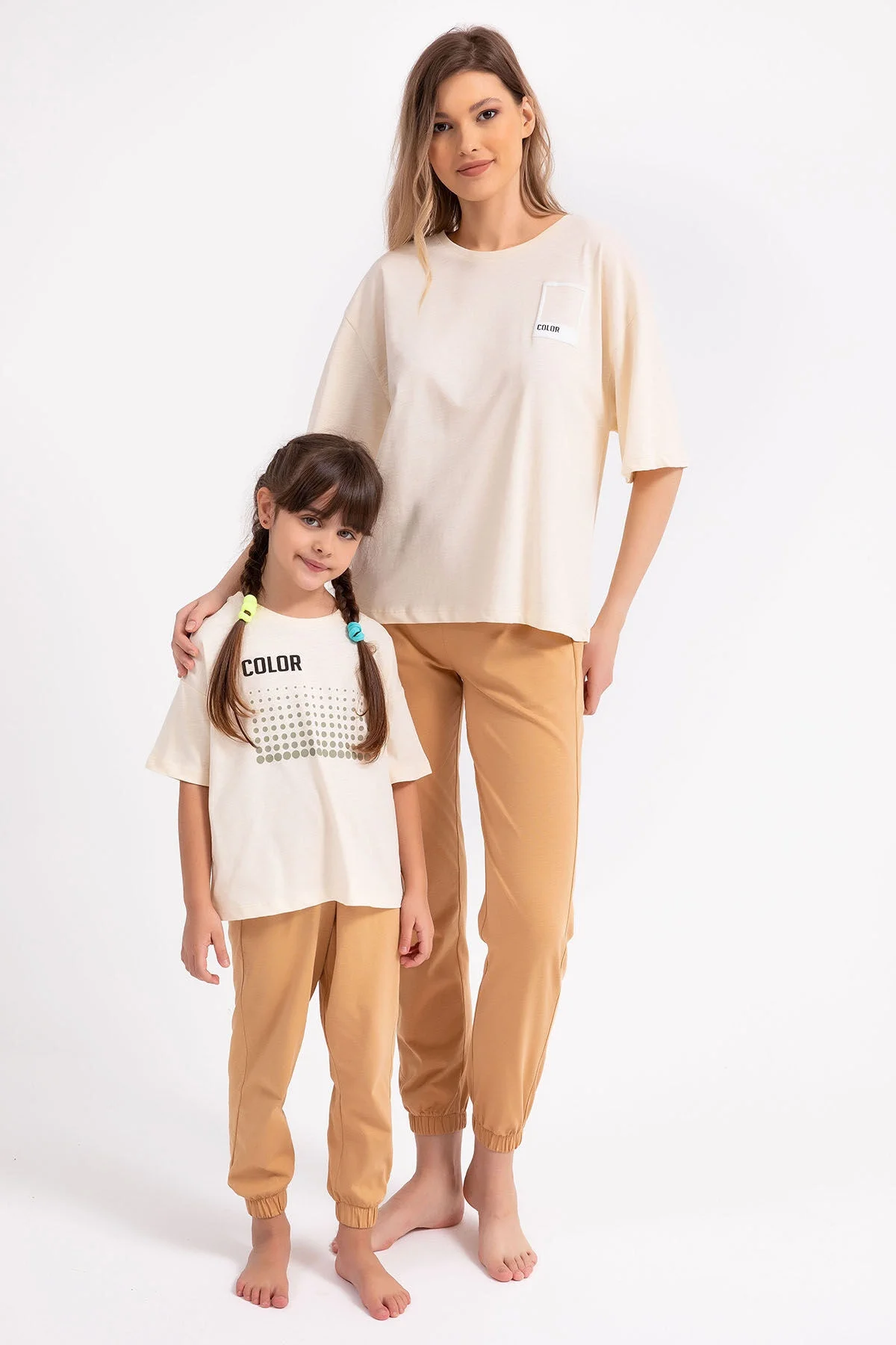 Krem renkli 'COLOR' yazısı ve nokta desenli kız çocuk pijama takımı, Arnetta markası, rahat pantolonlu, ön görünüm