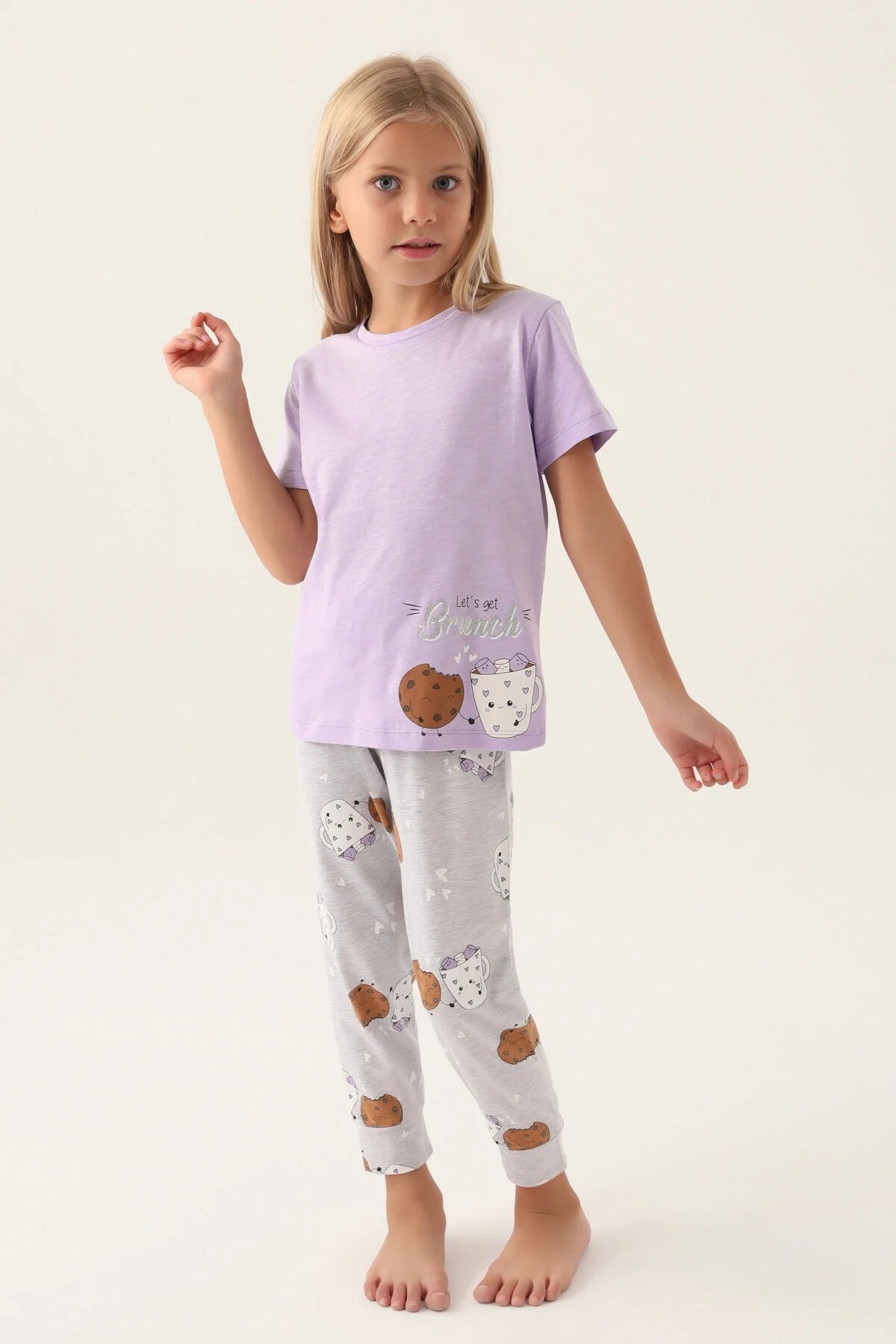Mor pijama takımı, kız çocuk, cookie ve kahve desenli, Arnetta markası, günlük ve uyku giyimi, tam boy model
