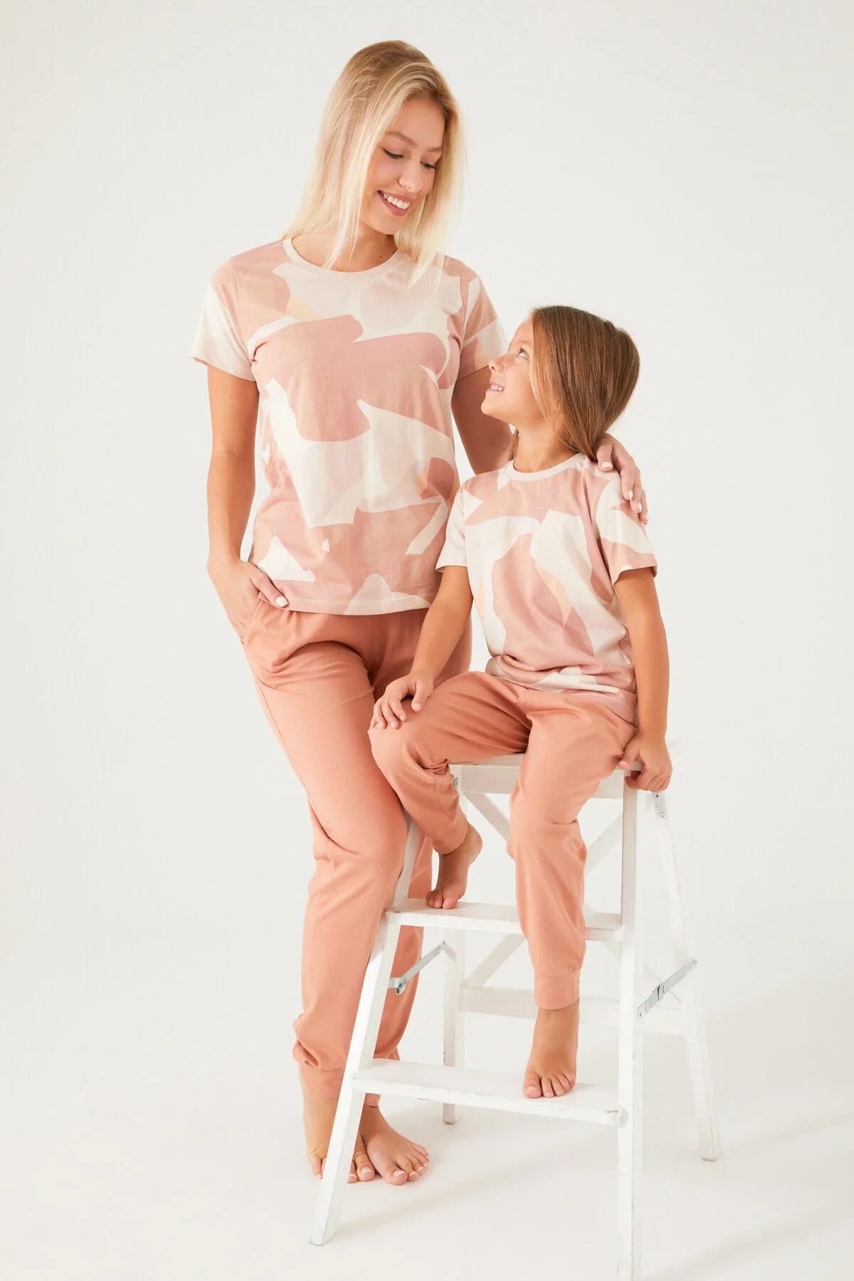 Pembe desenli kız çocuk pijama takımı, Arnetta markası, üstü geometrik desenli, altı yumuşak tonlu, çocuk giyim ürün görseli