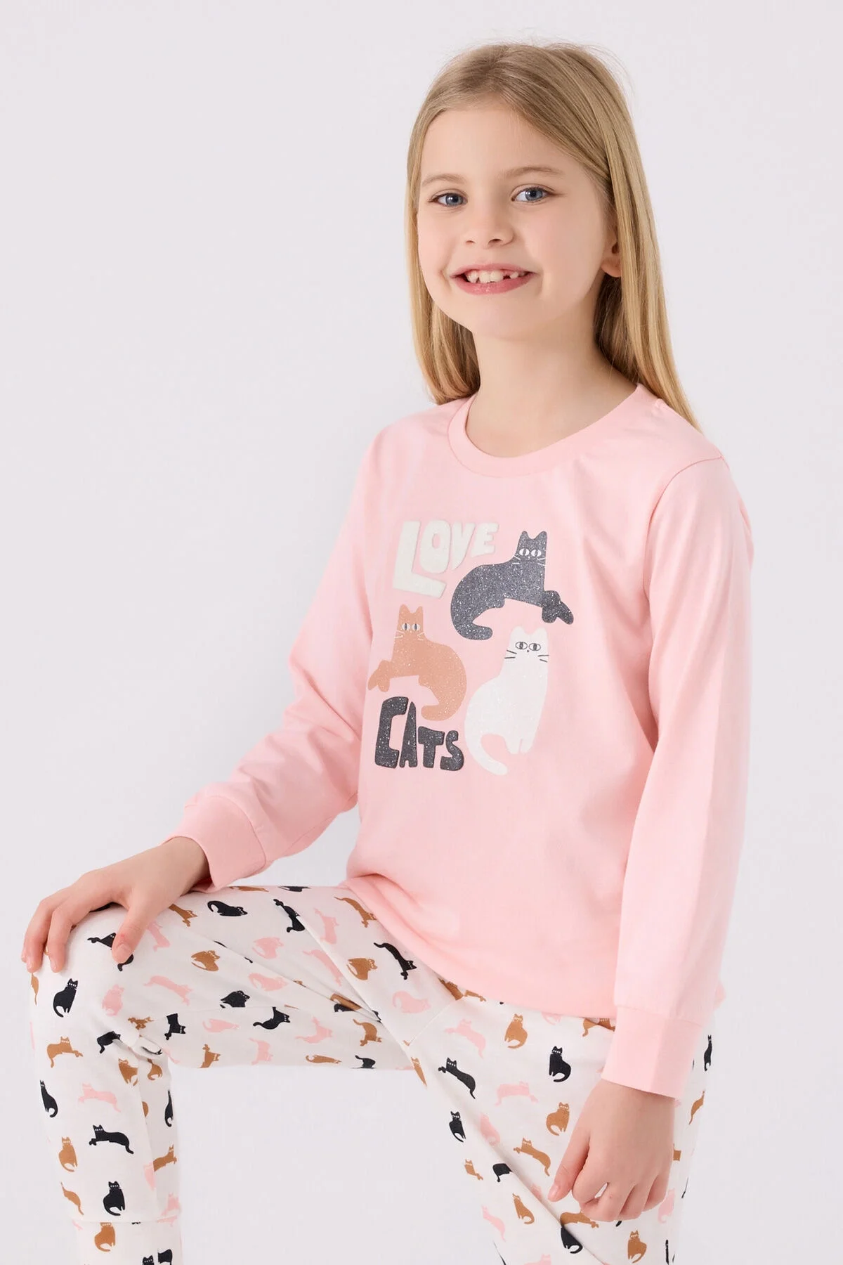 Pembe kedi desenli kız çocuk pijama takımı, Arnetta markası, uzun kollu üst ve desenli pantolon, çocuk pijama ürün görseli