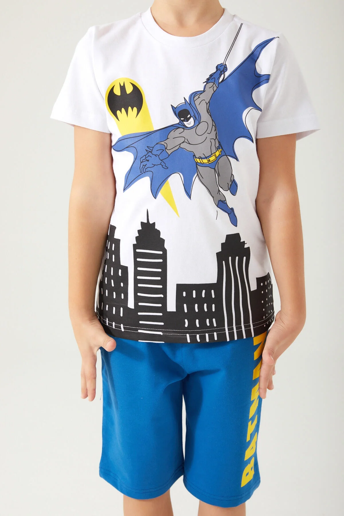 Batman desenli beyaz tişört ve mavi bermuda takımı, Arnetta marka erkek çocuk giyim seti, çocuk moda ürünü