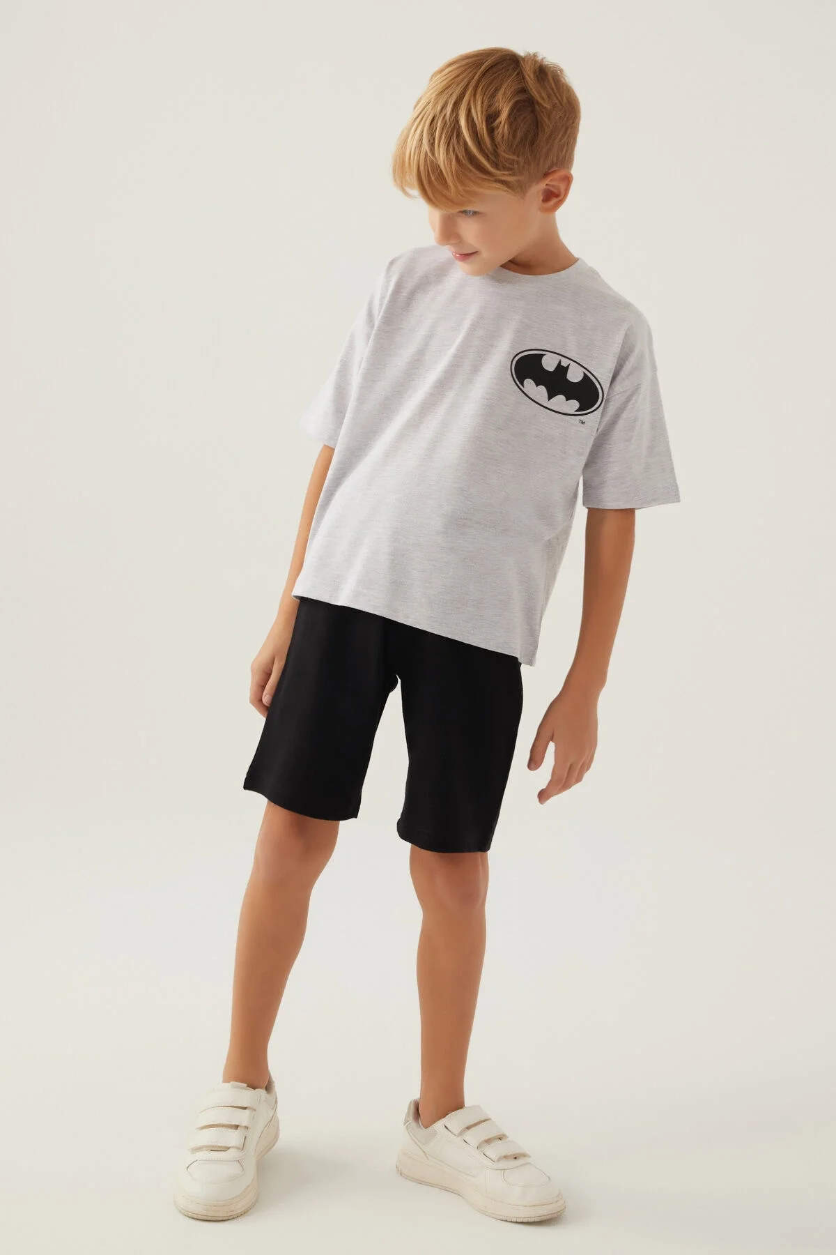 Batman desenli gri erkek çocuk bermuda takım, Arnetta marka çocuk giyim, siyah bermuda ve beyaz t-shirt