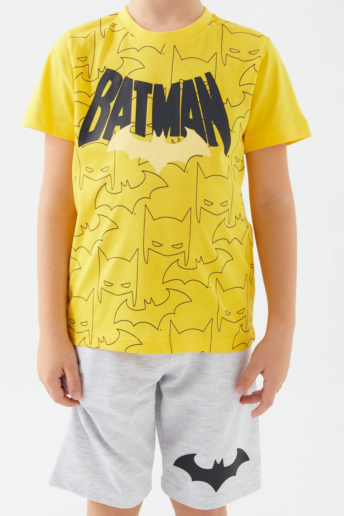 Batman desenli sarı tişört ve gri Bermuda takım, Arnetta marka erkek çocuk giyim seti, beyaz ayaklarla model görsel