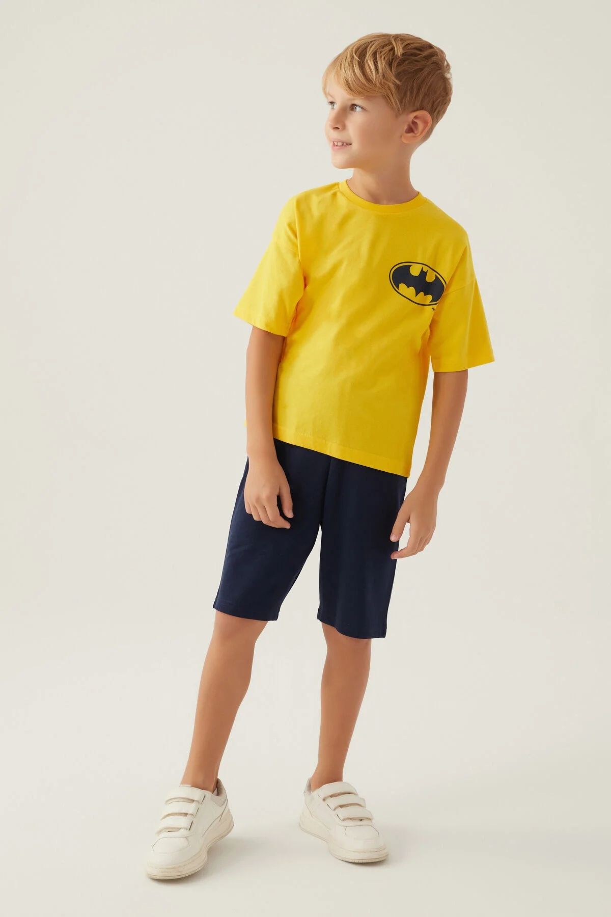 Batman desenli sarı tişört ve mavi bermuda takım, Arnetta marka erkek çocuk giyim seti, ön görünüm