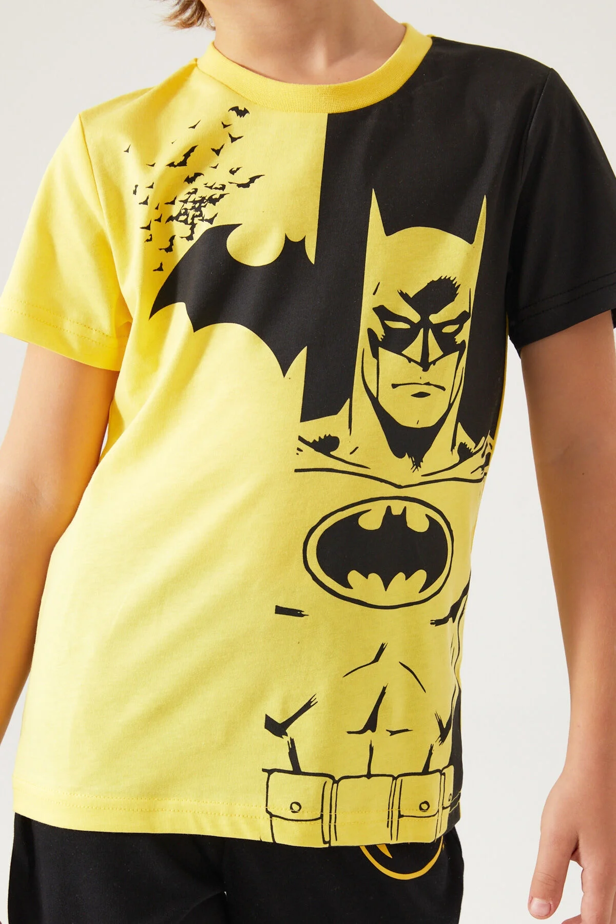 Batman desenli sarı ve siyah erkek çocuk pijama takımı, Arnetta markası, çocuk iç giyim, kıyafet detayları