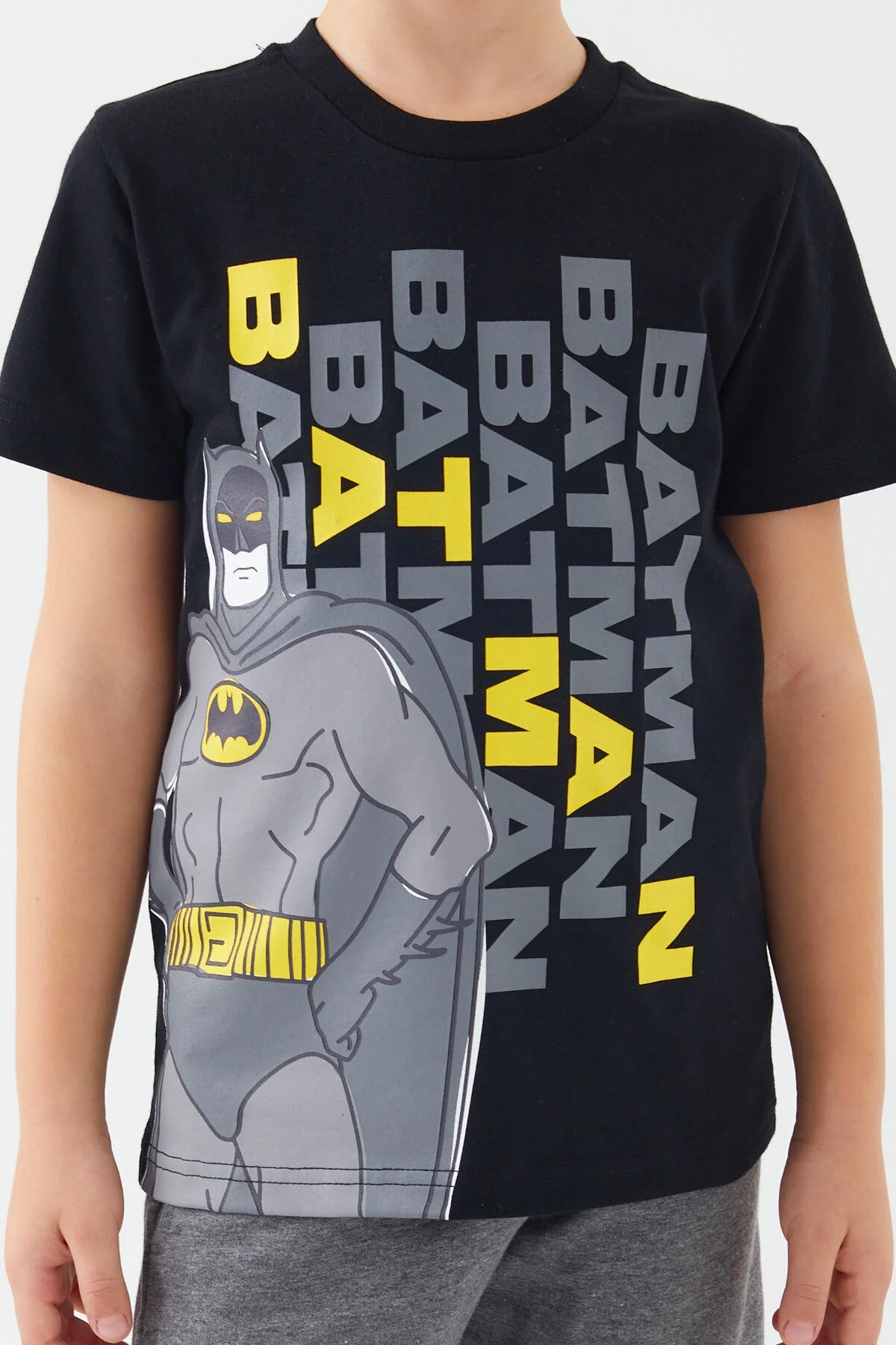 Batman desenli siyah tişört ve gri bermuda takımı, Arnetta marka erkek çocuk giyim seti