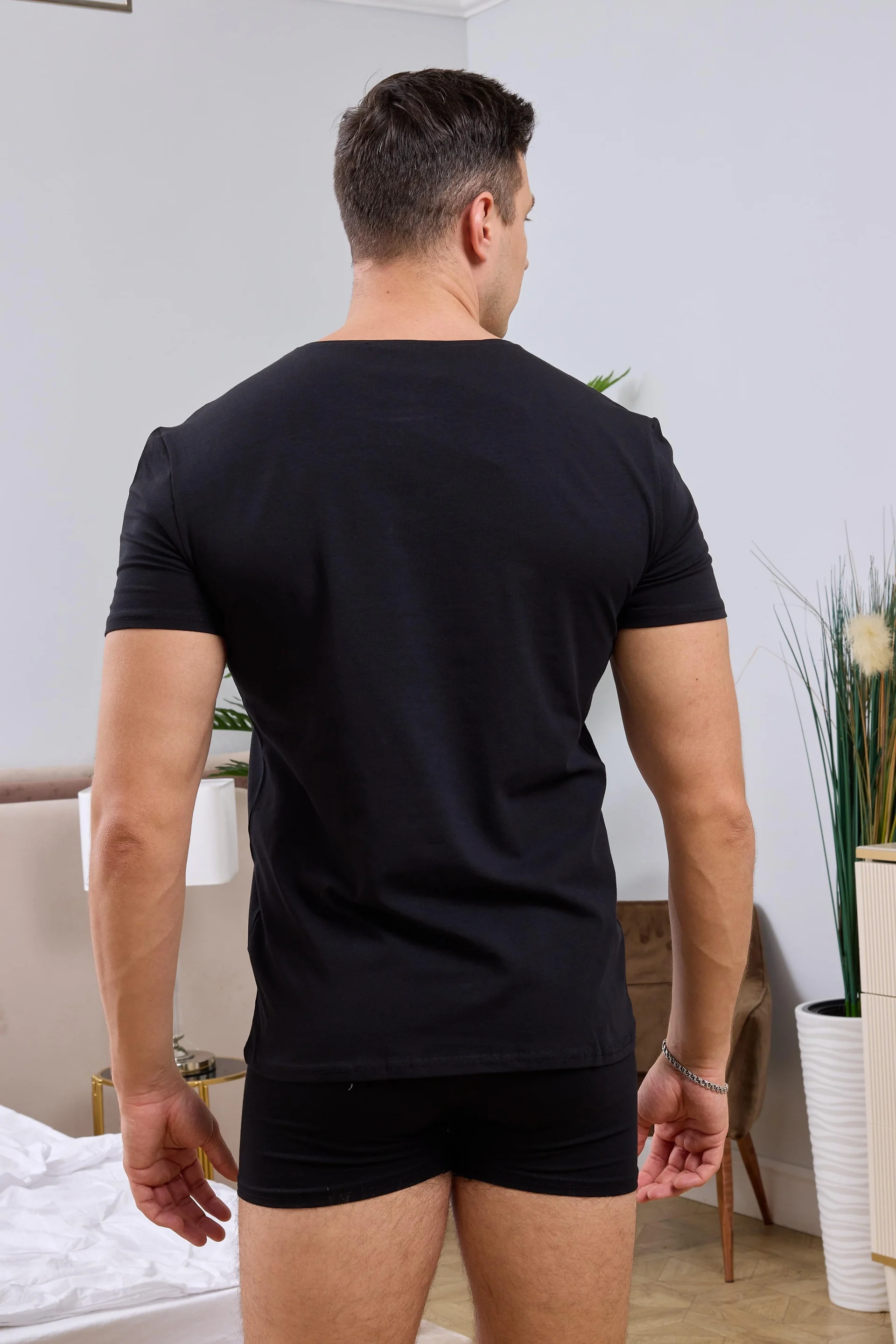 Siyah bisiklet yaka erkek t-shirt, Darkzone marka atlet giyim, model ön görünüm, rahat ve modern tasarım