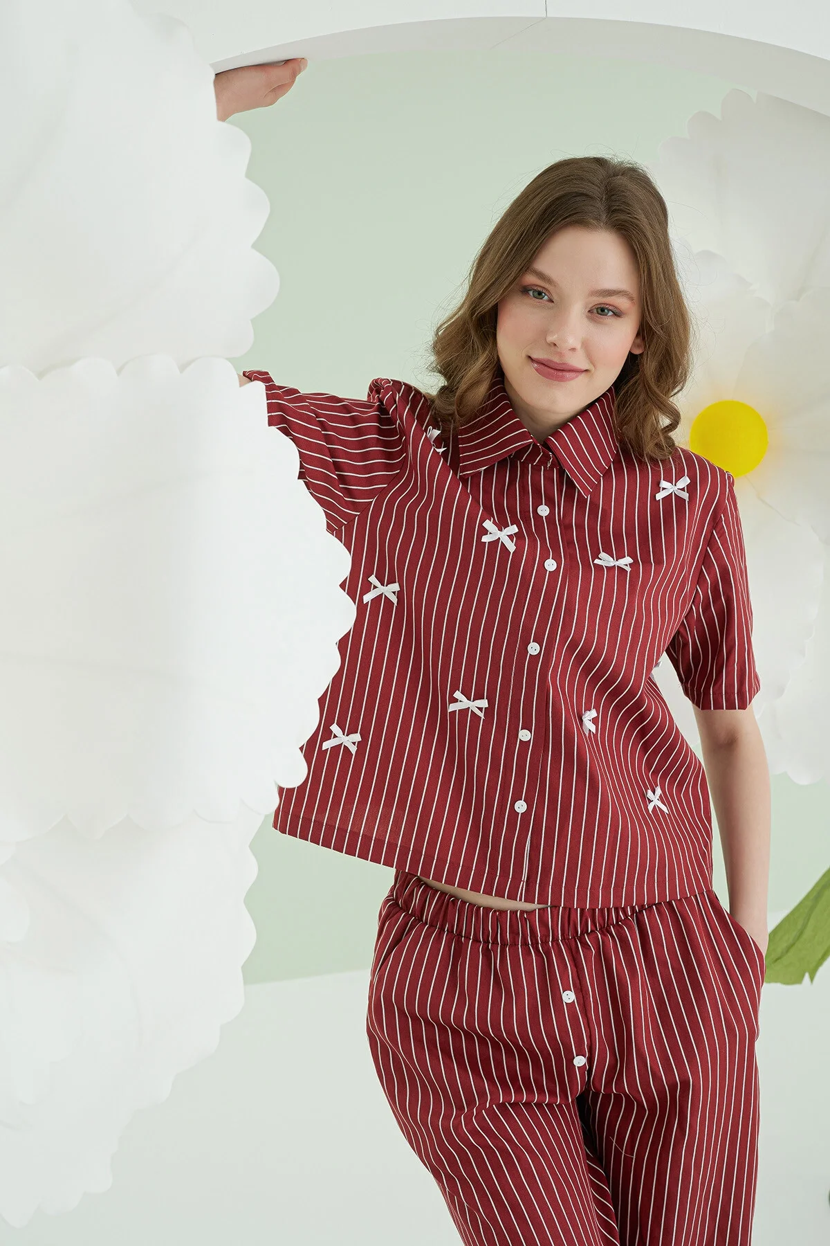 Bordo pinstripe ve beyaz düğmeli pijama takım, ön düğmeli kısa kollu üst ve pantolon, Nbb markası kadın pijama