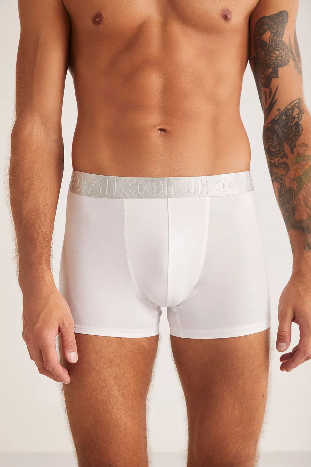 Beyaz modal erkek boxer, kom markası, ön görünüm, kalın kumaş, ergonomik tasarım, beyaz elastik bel