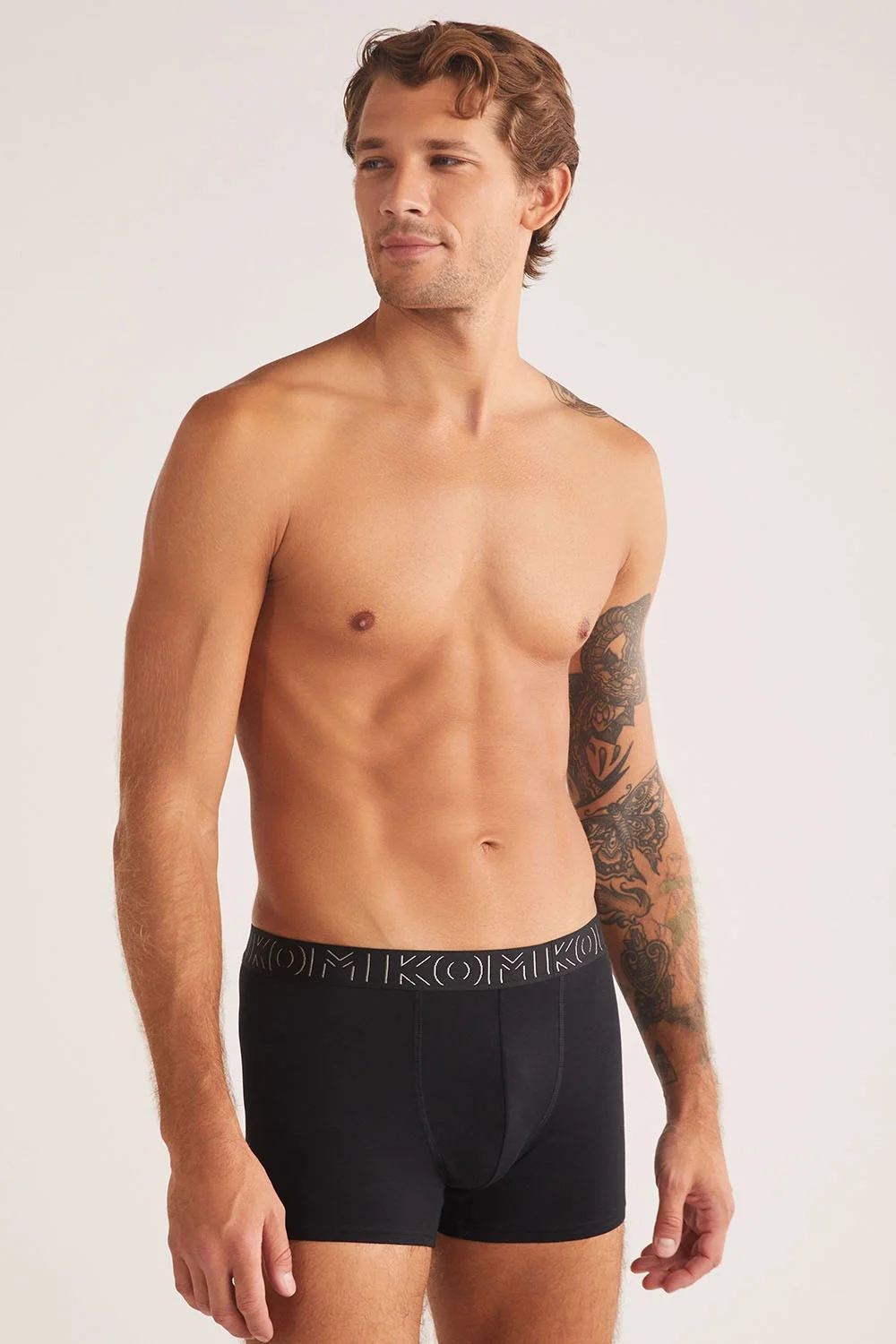 Koyu siyah modal erkek boxer, kom marka, ön görünüm, model pozisyonu, minimalist tasarım, beyaz arka plan