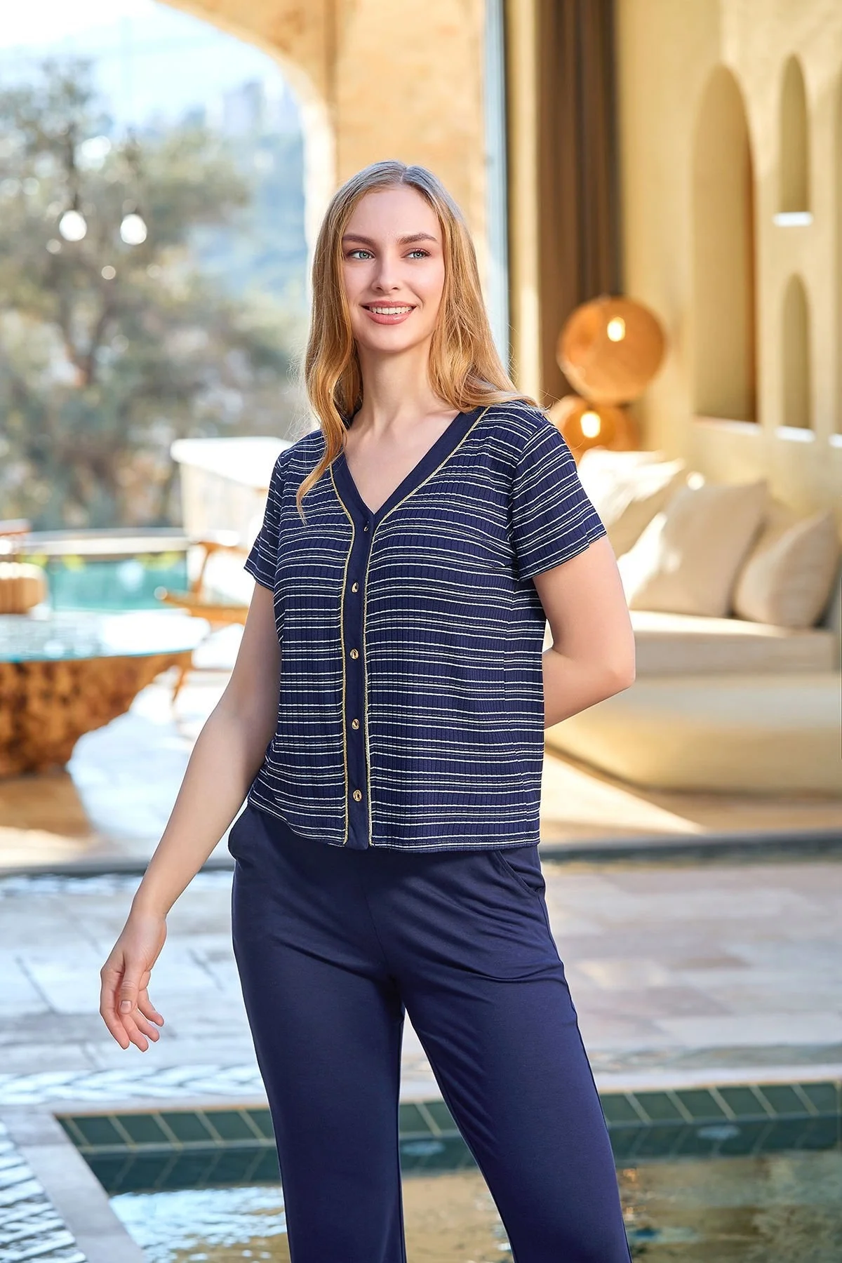 Çizgi desenli kısa kollu pijama takımı, Cossy By Aqua markası, kadın pijama seti, koyu mavi ve altın detaylı, havuz kenarında model giyim