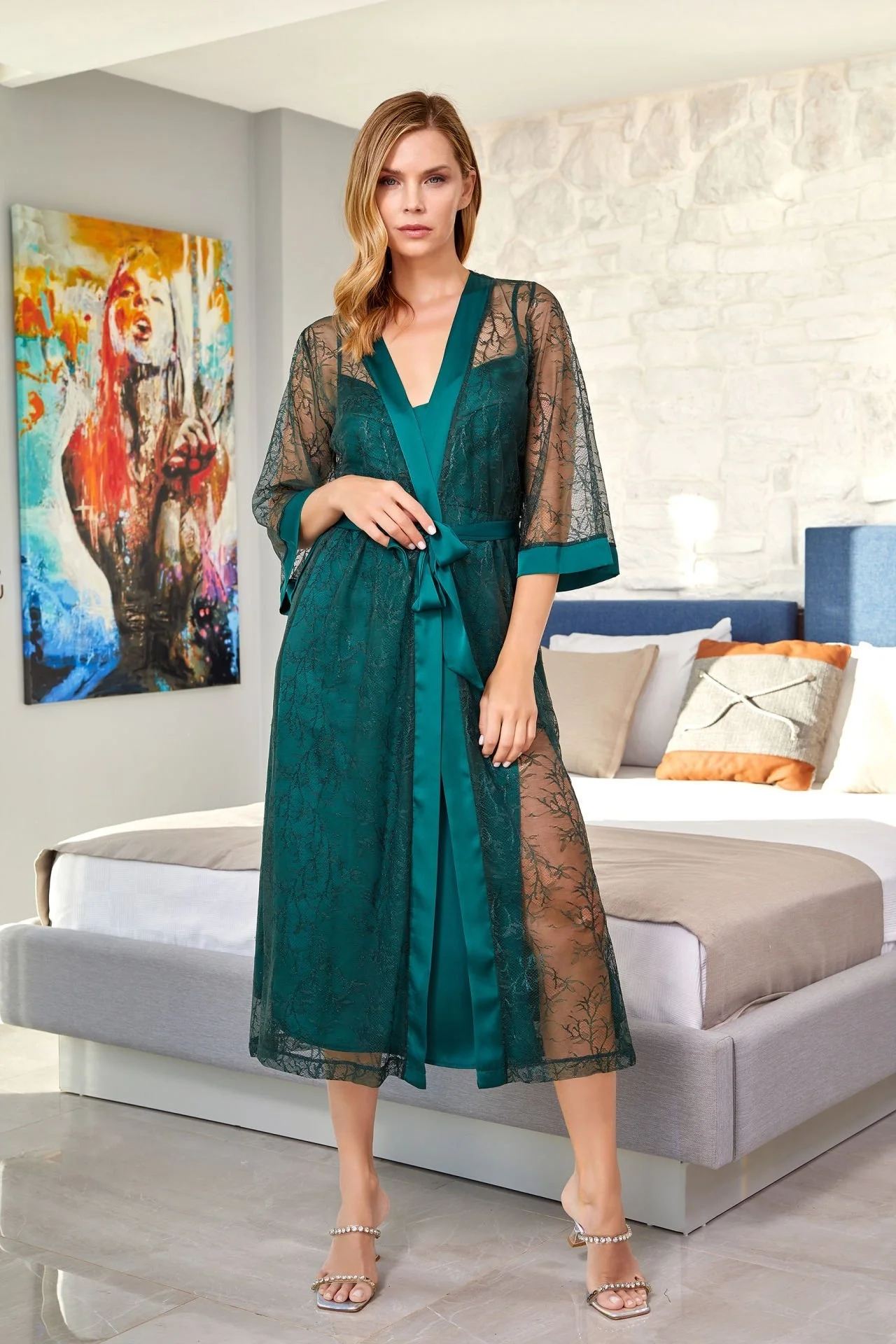 Mavi dantel midi sabahlık, Cossy By Aqua markası, şık ve zarif gecelik seti, kadın iç giyim, model pozisyonu, yatak odası arka planı