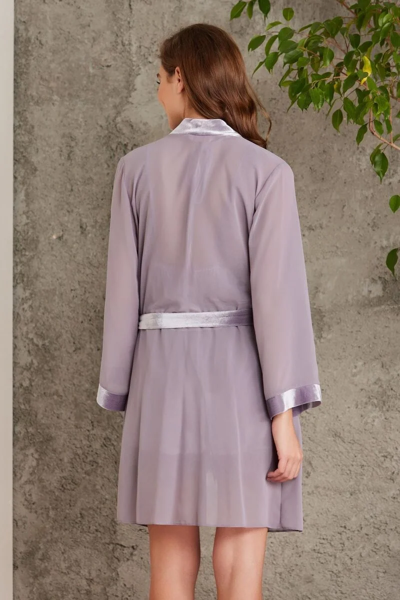 Lavender dantelli kadife sabahlık tulum takım, Pierre Cardin marka kadın pijama seti, kıyafet detayları ve model pozisyonu