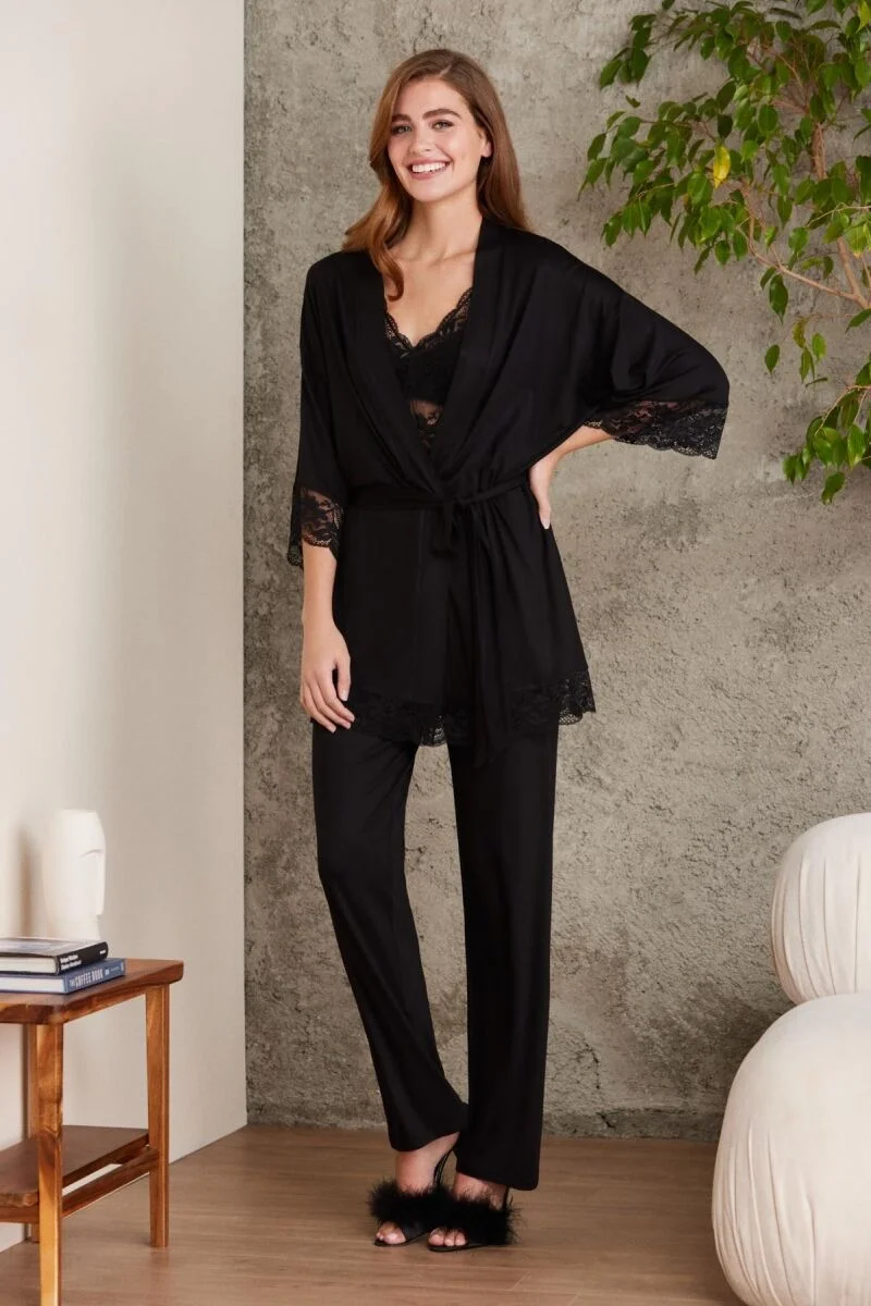 Dantelli Penye 3'lü Lohusa Pijama Takımı 2810 Siyah, Pierre Cardin marka kadın pijama, siyah dantelli kumaş, bel bağlamalı, kumaş detayları