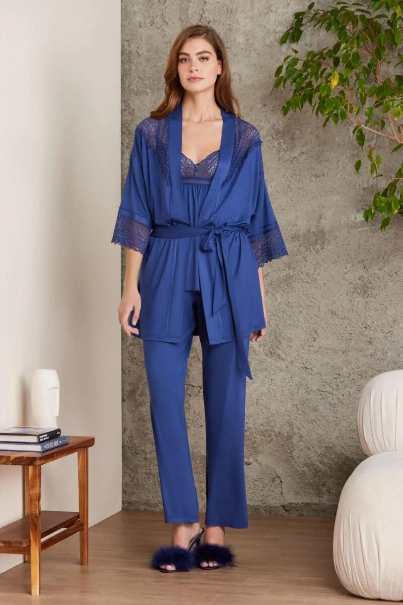 Lacivert dantelli lohusa pijama takımı, Pierre Cardin markası, kadın pijama seti, kıyafet detayları, kumaş ve desen