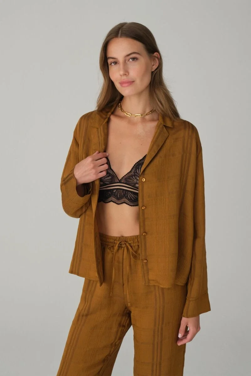 Kahverengi dantelli braletli vegan ipek pijama takımının tam boy görünümü, Pierre Cardin markası, LX.26132 Cinnamon modeli