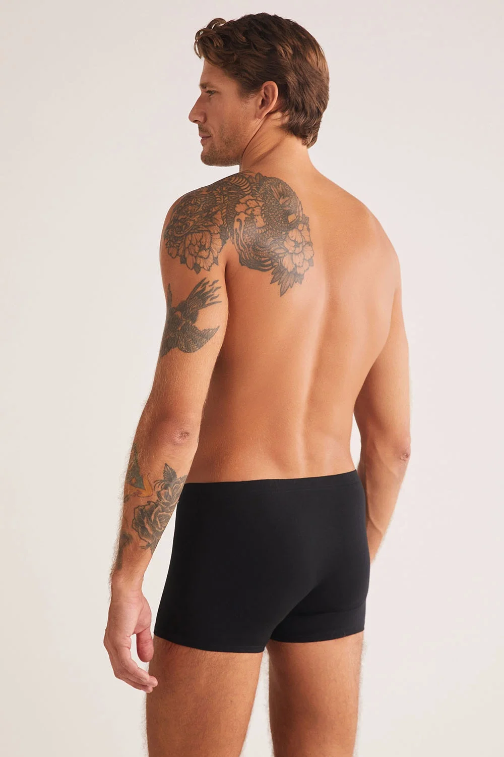 Koyu siyah pamuklu erkek boxer, kom markası, basit tasarım, model ön görünüm, rahat ve modern iç giyim