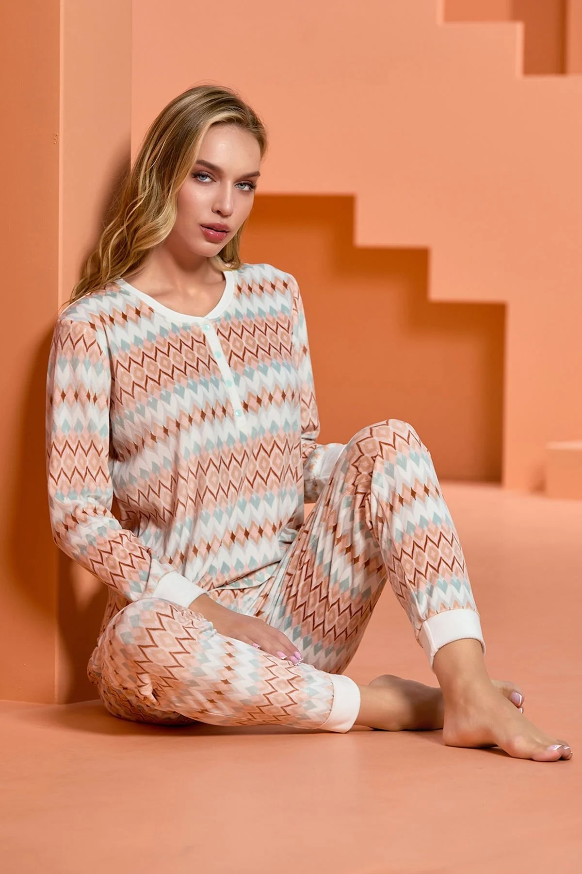 Desenli uzun kol pijama takımı, Cossy By Aqua markası, geometrik desenli kadın pijama, pembe tonlarında, rahat ve stil sahibi