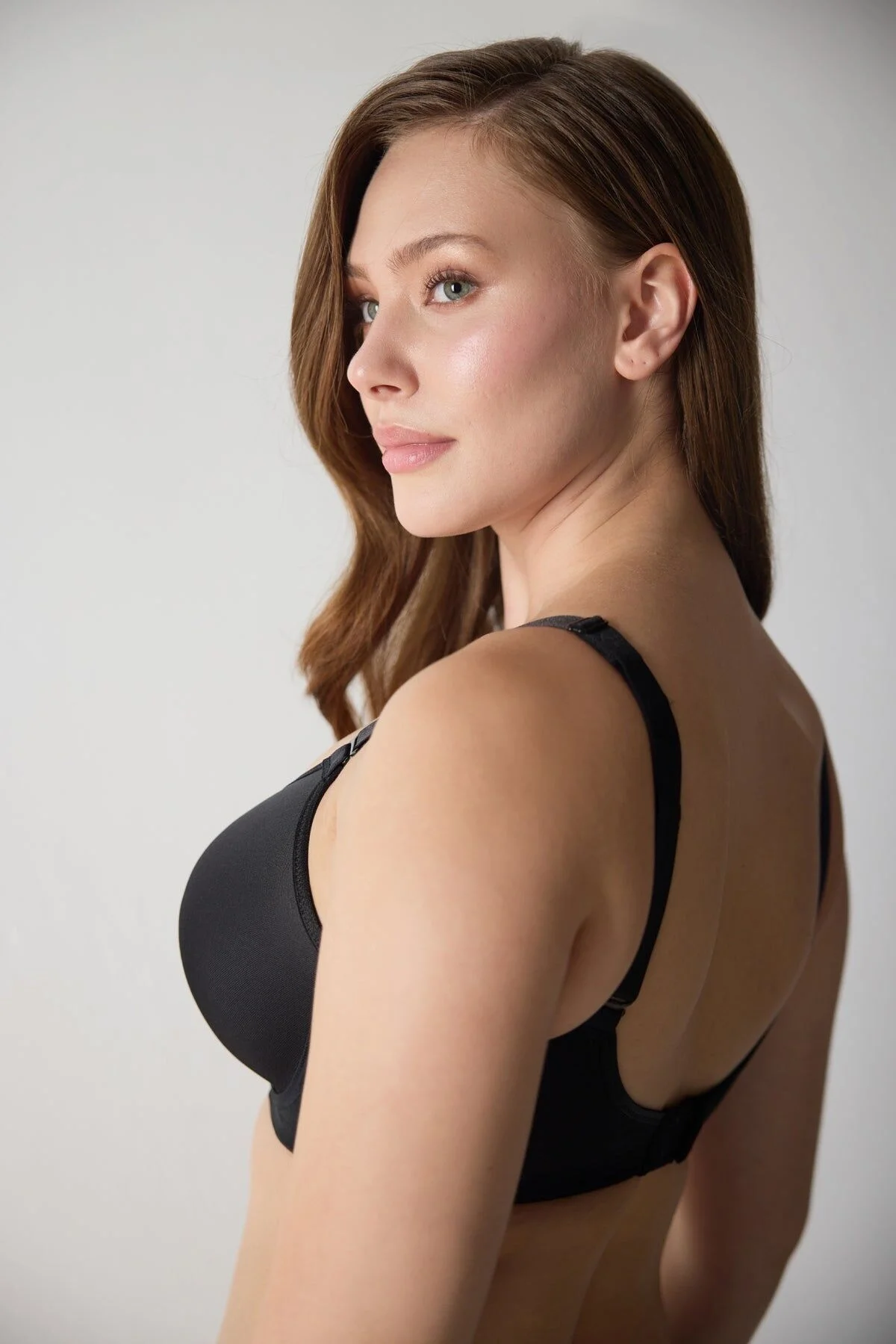 Cossy By Aqua marka siyah düz kumaşlı ince süngerli büyük beden sütyen, kadın iç giyim, ergonomik tasarım, ön görünüm