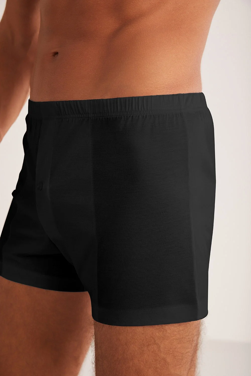 Koyu siyah pamuklu merserize erkek boxer, marka kom, ön düğme detaylı, model pozisyonu, beyaz arka plan