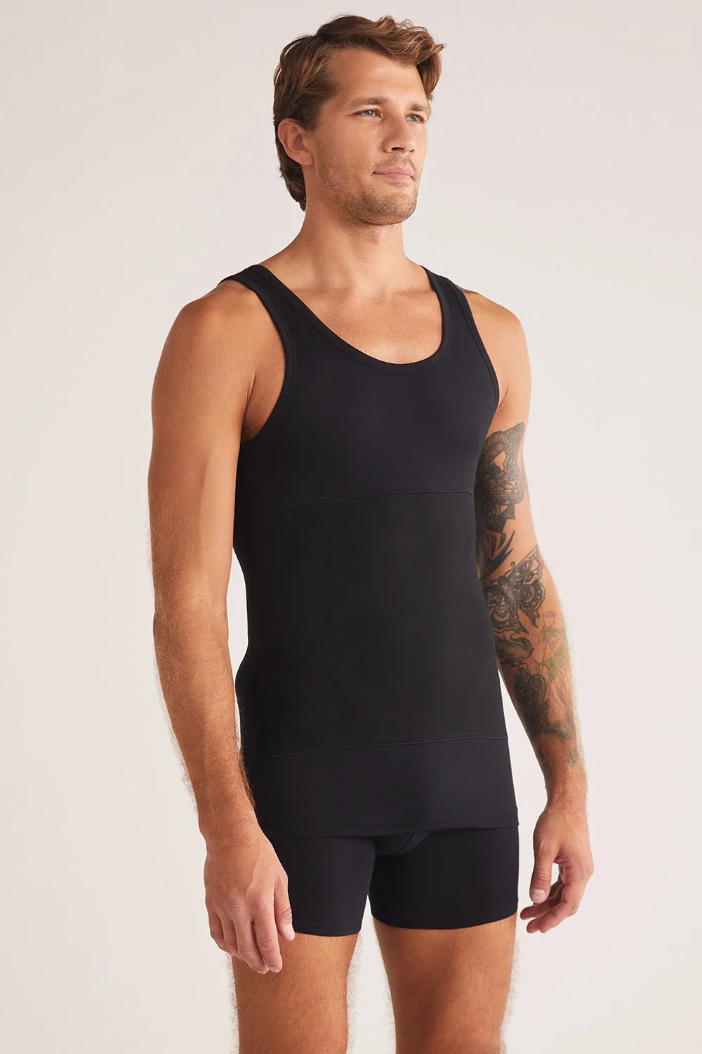 Koyu siyah Fit Korse erkek atlet tank topu, kom markası, atlet kıyafetleri, erkek iç giyim, model ön görünüm