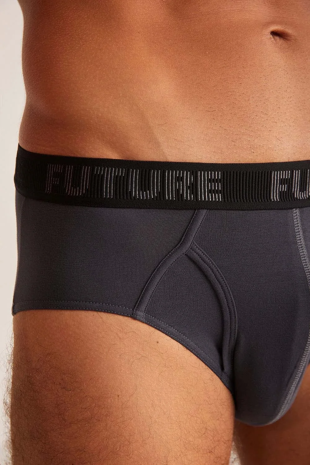 Koyu gri Future marka erkek biyeli slip, modal pamuk malzeme, ön görünüm, modelle gösterilmiş