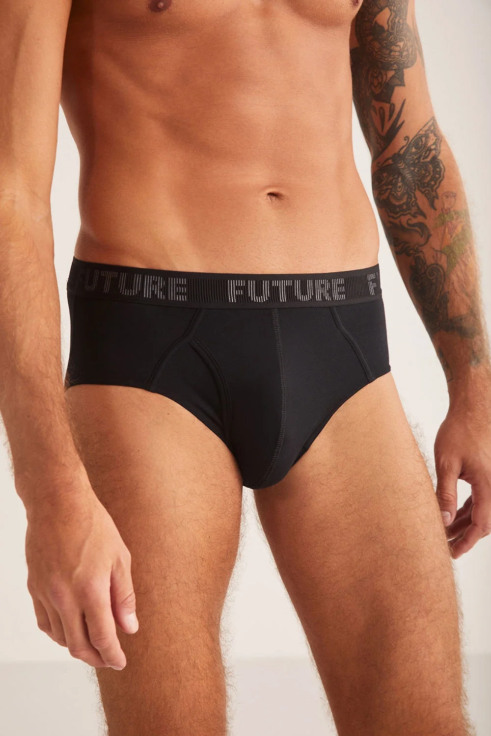Future marka siyah pamuk modal biyeli erkek slip, model ön görünümü, marka ismi bel üzerinde