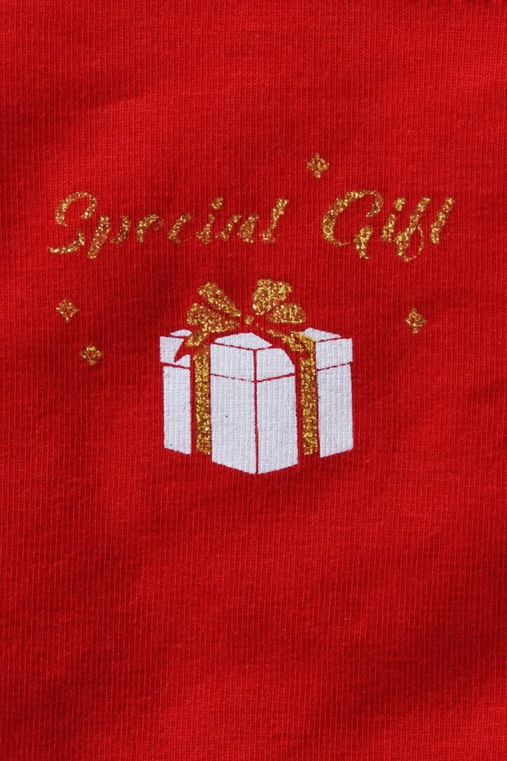 Kırmızı baskılı 'Special Gift' yazısı ve hediye kutusu desenli kom marka kadın külot, ön görünüm, model pozisyonu