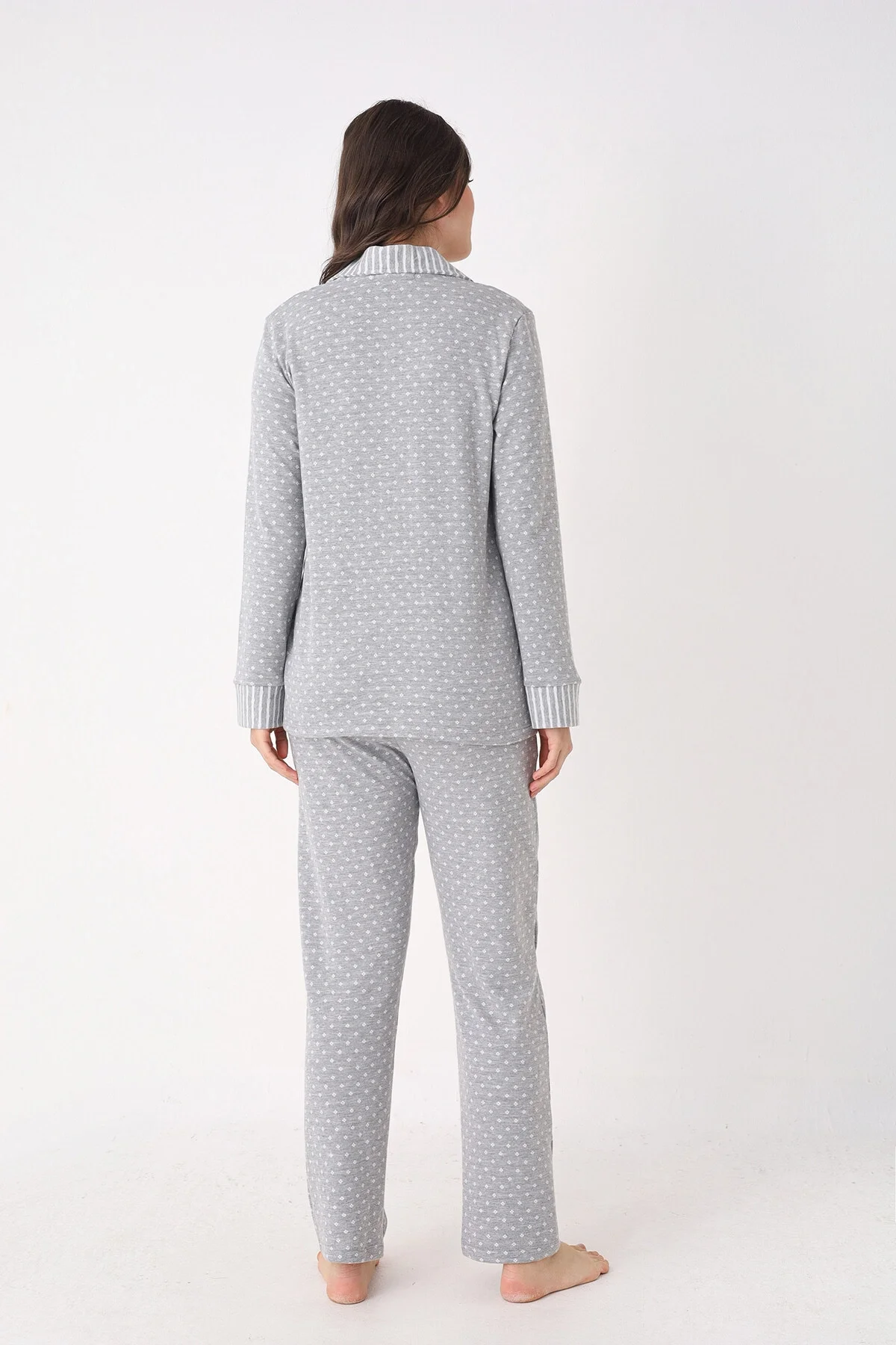 Gri önden düğmeli pijama takım, Nbb markası, kadın pijama seti, beyaz noktalı desen, ön cepli, uzun kollu, rahat giyim