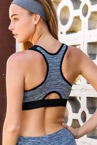Gri ve siyah desenli sporcu atlet, Yeni İnci marka kadın spor giysisi, üst ve alt birlikte, fitness pozunda