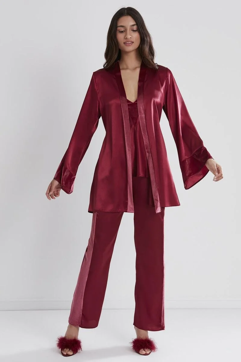 Kadife saten 3'lü kadın pijama takımı, bordo renk, Pierre Cardin markası, kıyafet ön görünümü, bel sarmalı ceket ve pantolon seti