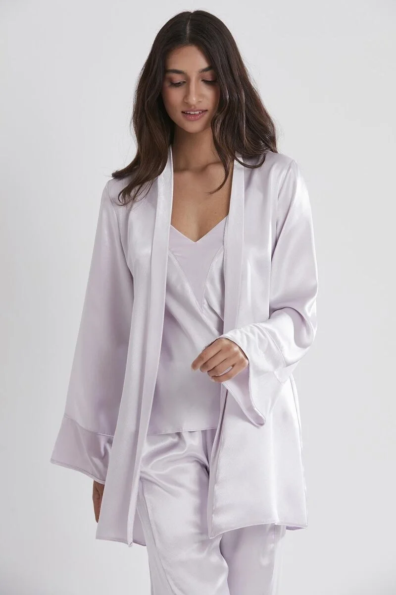 Viola rengi kadife saten 3'lü kadın pijama takımı, Pierre Cardin markası, uzun kollu ceket ve pantolonlu pijama seti, beyaz arka plan