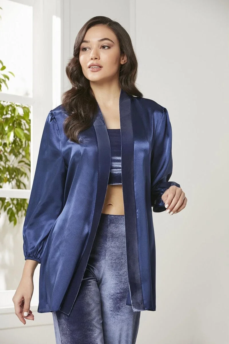 Lacivert kadife saten pijama takımı, Pierre Cardin markası, 3'lü kadın pijama seti, kıyafet detayları ve model pozisyonu