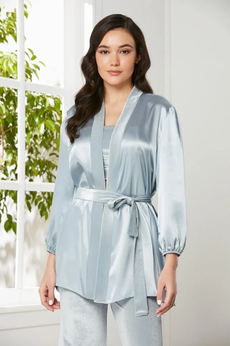 Mist renkli kadife saten 3'lü kadın pijama takımı, Pierre Cardin markası, geniş pantolon ve şalvar ceketli model, doğal ışıkta stüdyo çekimi