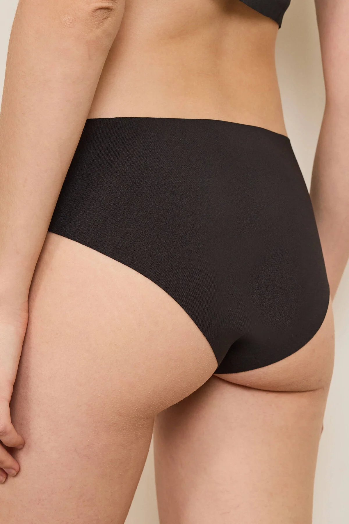 Kadın Günlük Basic Lazer Kesim Slip, Anıl marka siyah külot, minimalist tasarım, model pozisyonunda ön görünüm