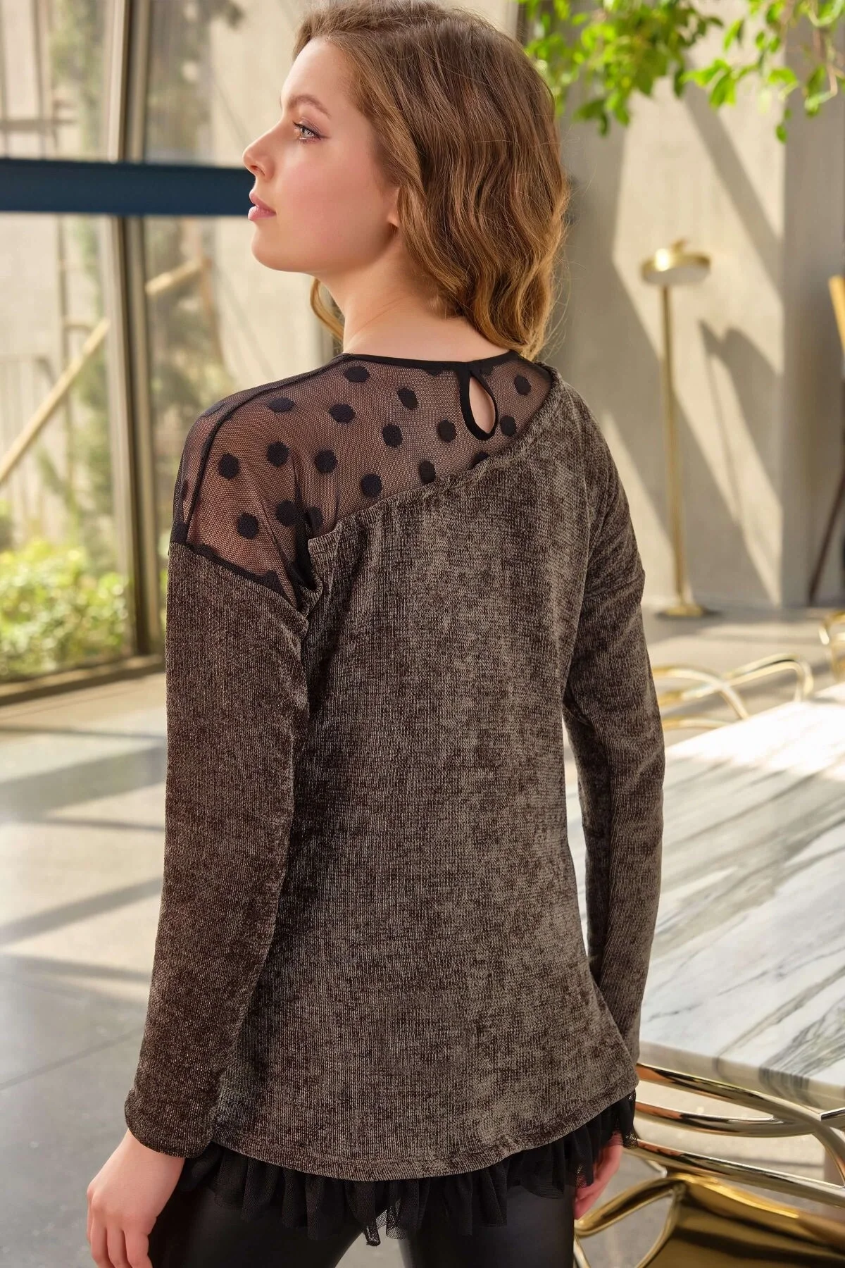 Kadın puantiyeli tüllü uzun kollu sweatshirt ve deri görünümlü tayt takım, Anıl marka pijama seti, yeşil ve siyah tonlarda, dış mekan model pozisyonu