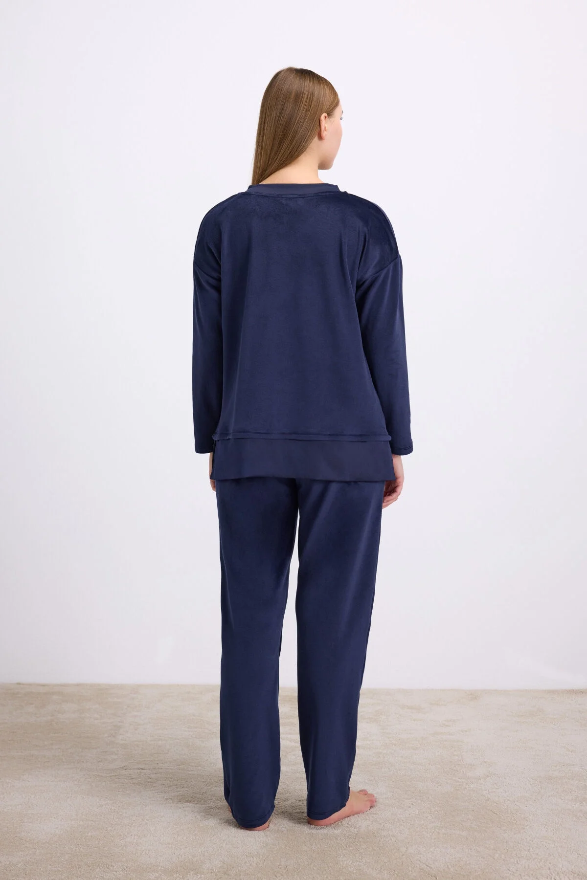 Anıl marka kadın uzun kollu sweatshirt ve pantolon pijama takımı, konforlu uyku ve ev giyimi, koyu mavi renk, V yaka, tam boy model