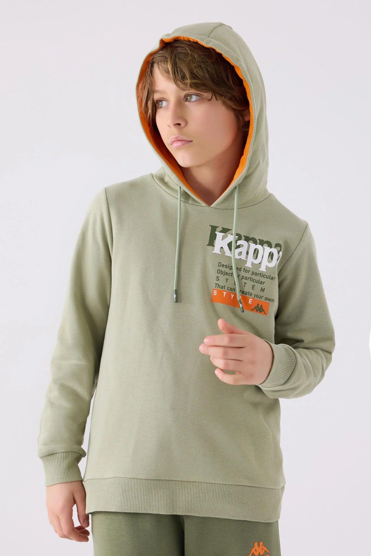 Kappa Erkek Çocuk Haki Sweatshirt, koyu kahverengi kapak ve turuncu iç yaka, ön yazı ve logo detaylı, Arnetta marka çocuk giyim