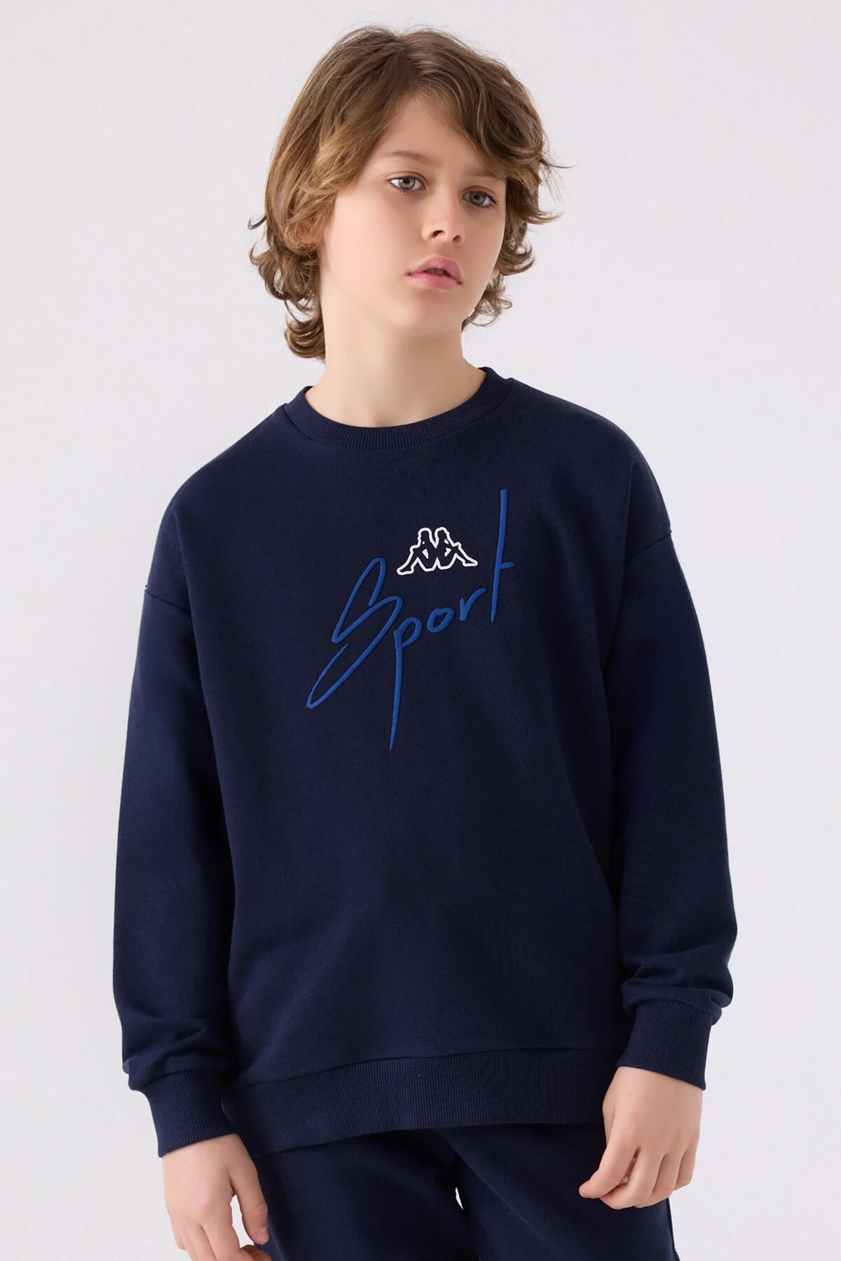 Kappa Erkek Çocuk Lacivert Sweatshirt, ön görsel, 'Sport' yazısı ve marka logosu, Anlık model, erkek çocuk giyim