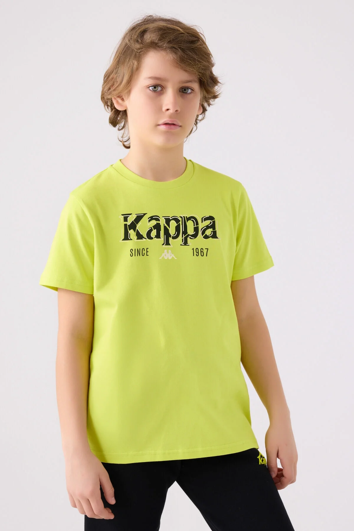 Kappa Erkek Çocuk Sarı T-Shirt, 1967 yazısı ve marka logosu, çocuk modeli ön görünüm, Arnetta markası, erkek çocuk giyim