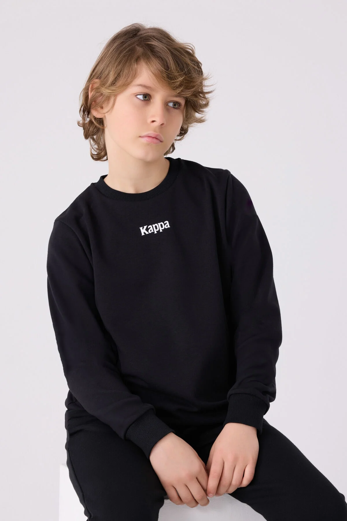 Kappa Erkek Çocuk Siyah Sweatshirt, ön ve yan detaylarıyla, marka logosuyla, spor ve günlük giyim için ideal