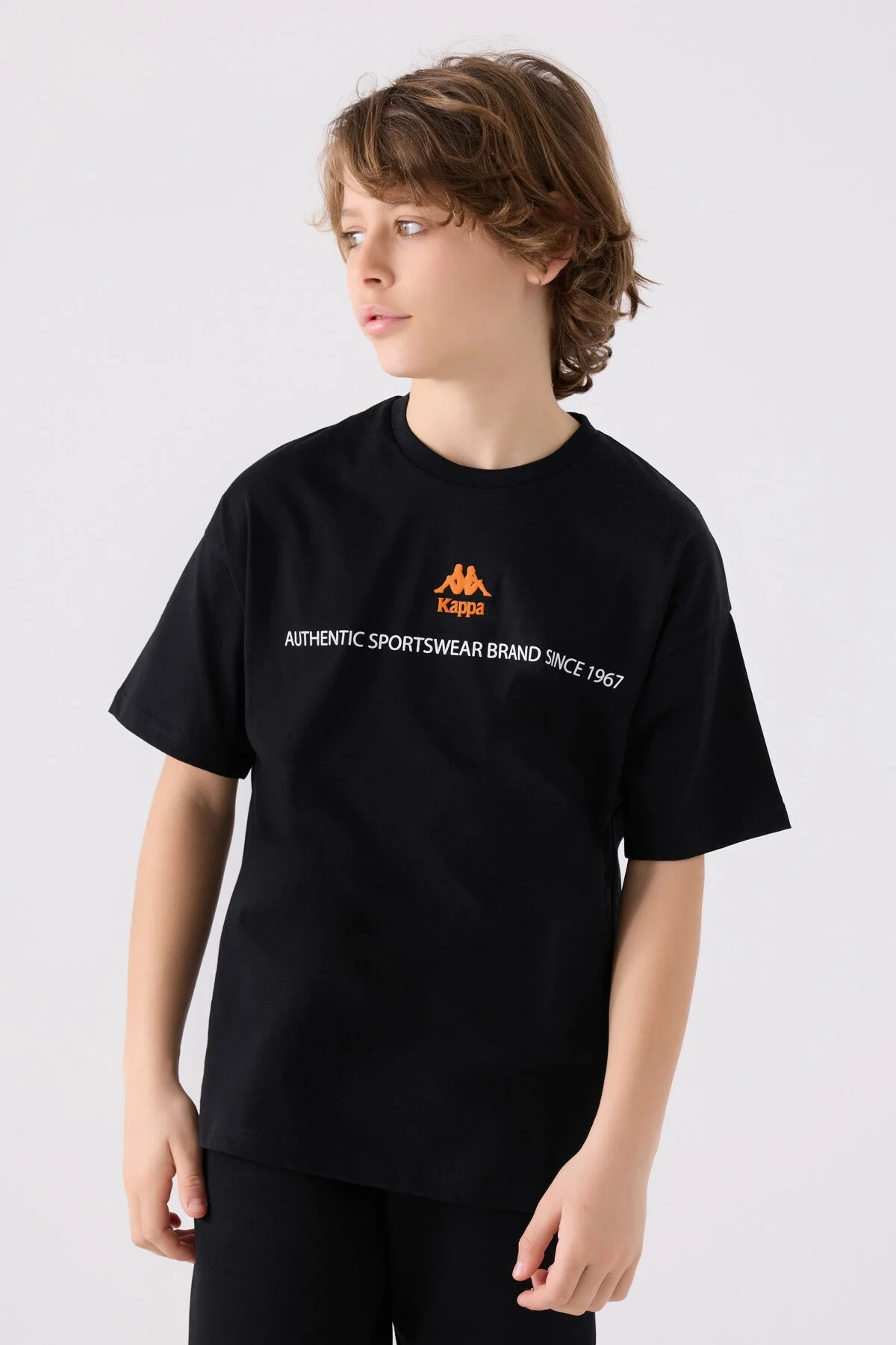 Kappa Erkek Çocuk Siyah T-Shirt, oranj logo ve 'Authentic Sportswear' yazısı, Arnetta markası, çocuk giyim, beyaz arka plan