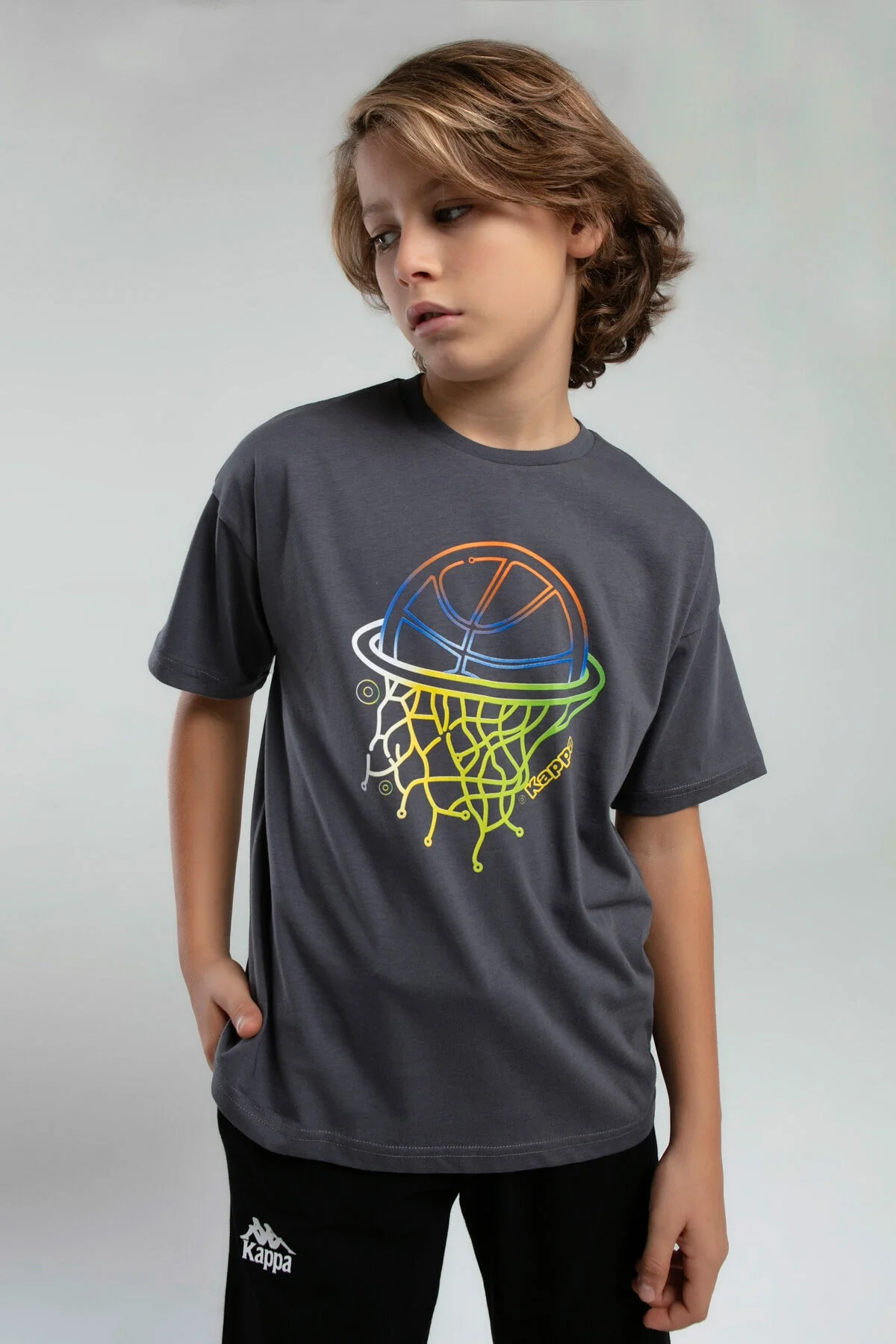 Kappa Erkek Çocuk Turuncu T-Shirt, basketbol desenli, genç model ön görünüm, Arnetta marka çocuk giyim